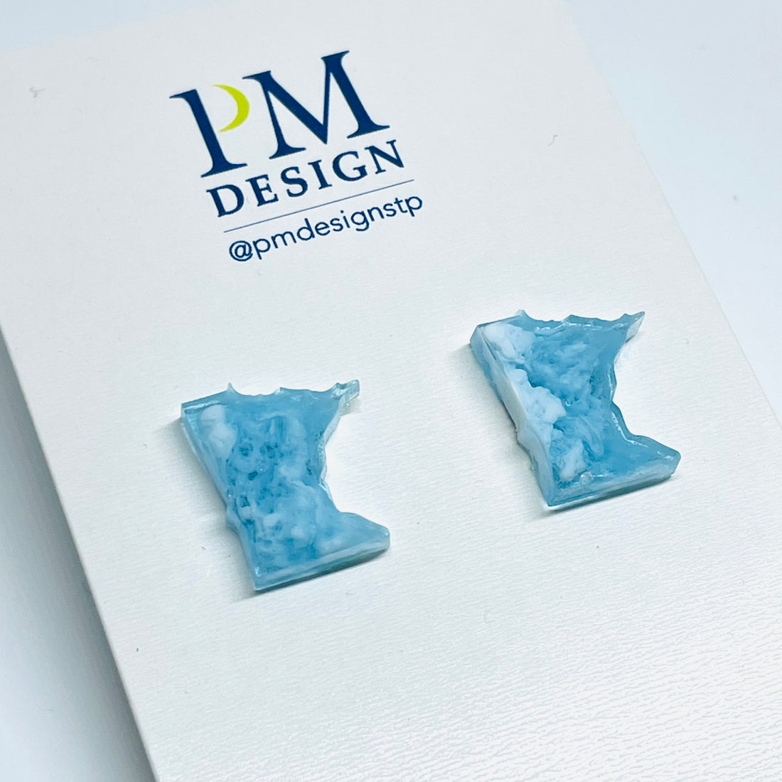 Tiny Minnesota State shaped stud/post earrings - Blue and white resin